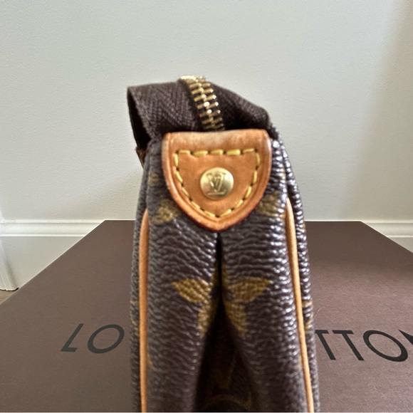 Louis Vuitton Eva Monogram Handbag. - Picture 15 of 16